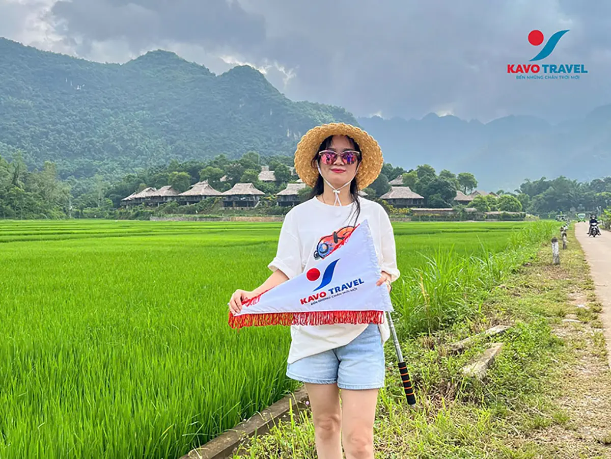 Du khách check-in trước cánh đồng lúa bất tận tại Mai Châu