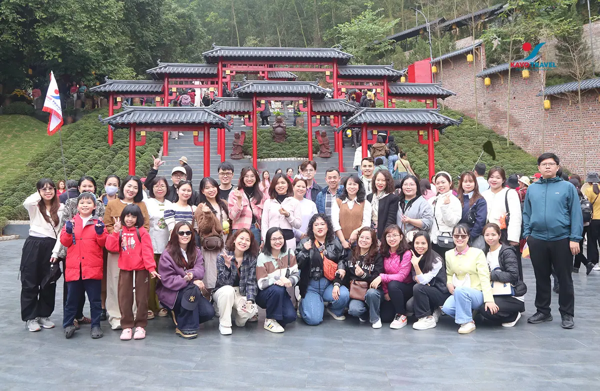 Du khách du lịch tour 3 chùa tại Hà Nam