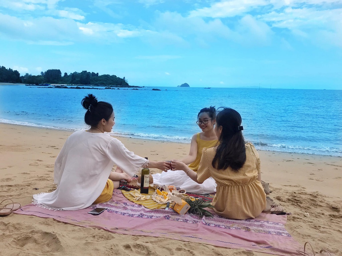 Du khách du lịch đảo Cái Chiên
