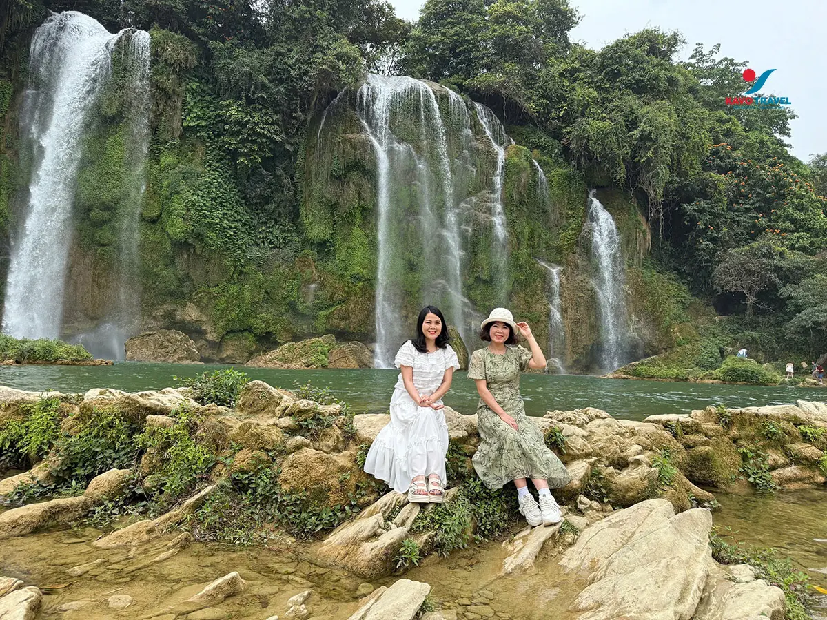 Gia đình chị Phương check-in tại thác Bản Giốc  tại Cao Bằng
