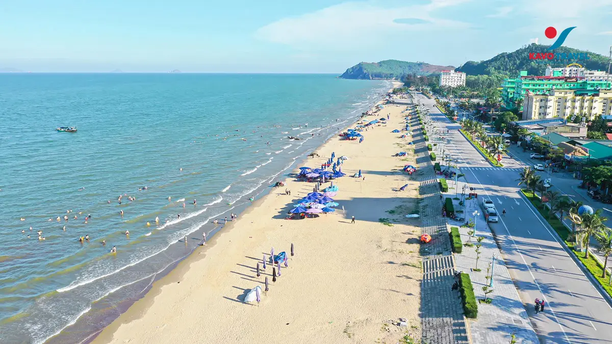 Vẻ đẹp cuốn hút của biển Hải Hòa những ngày hè sôi động