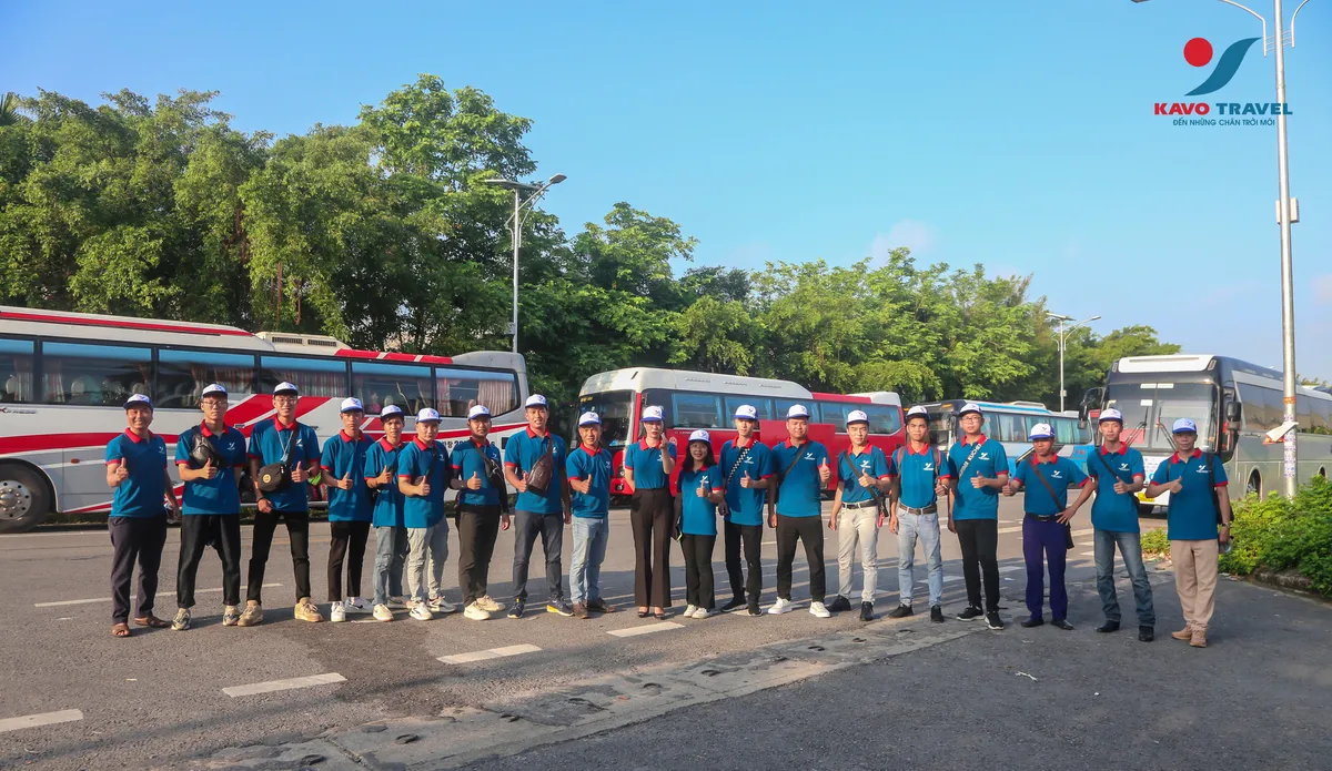 Đội ngũ hướng dẫn viên tour du lịch mùa hè của Kavo Travel