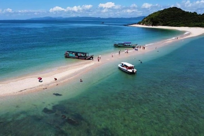 Con đường cát giữa biển tại Hòn Cá Chép (một điểm dừng chân trong tour 3 đảo)