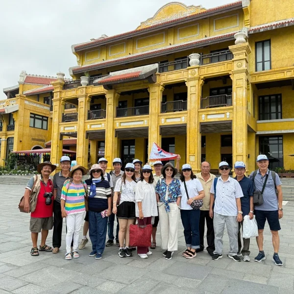 Đoàn du khách của Kavo Travel tham quan du lịch Hạ Long