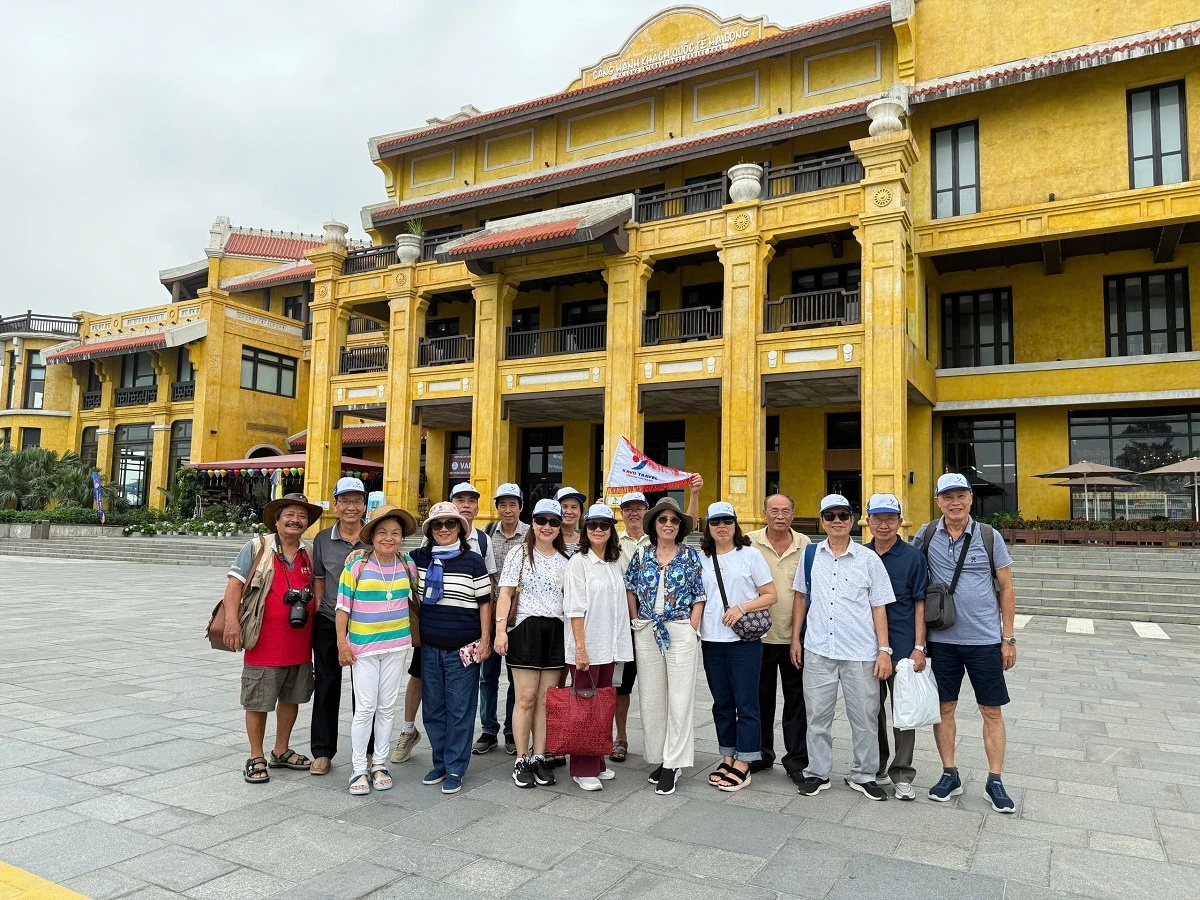 Đoàn du khách của Kavo Travel tham quan du lịch Hạ Long