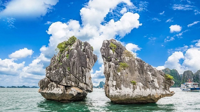 Du lịch Vịnh Hạ Long mang nét đẹp huyền bí đầy thơ mộng, nhưng vẫn điểm tô một nét gai góc hùng vĩ