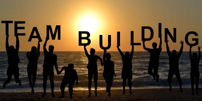 Teambuilding được hiểu là “Trò chơi xây dựng, gắn kết”