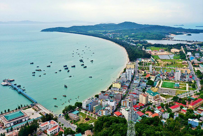 Cô Tô mang vẻ đẹp thiên nhiên hoang sơ, hùng vĩ, người dân thân thiện và mến khách.