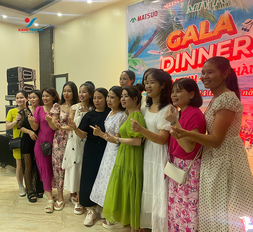 Du khách tổ chức Gala Diner trong tour du lịch Sầm Sơn 3 ngày 2 đêm
