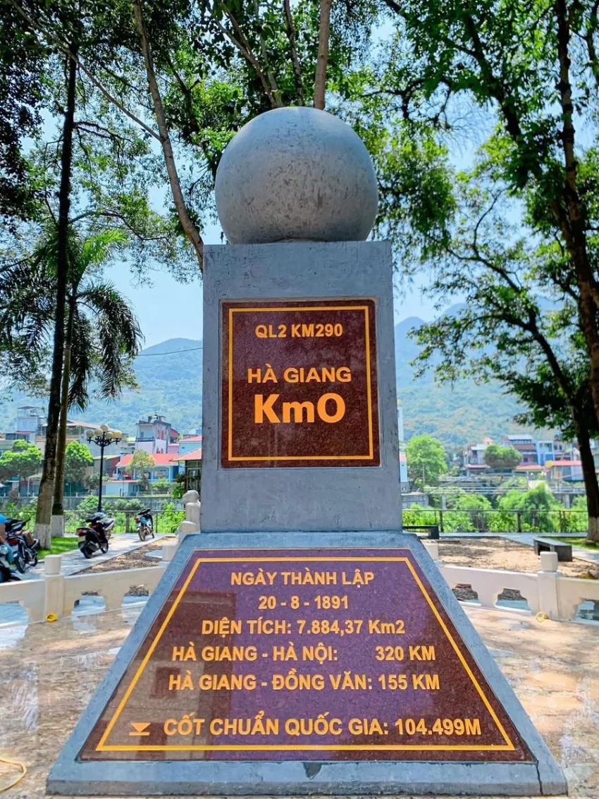 Cột Mốc Km0 điểm check-in nổi tiếng của Hà Giang