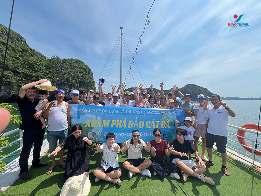 Đoàn khách du ngoạn đảo ngọc Cát Bà trong tour du lịch Cát Bà 3 ngày 2 đêm của Kavo Travel