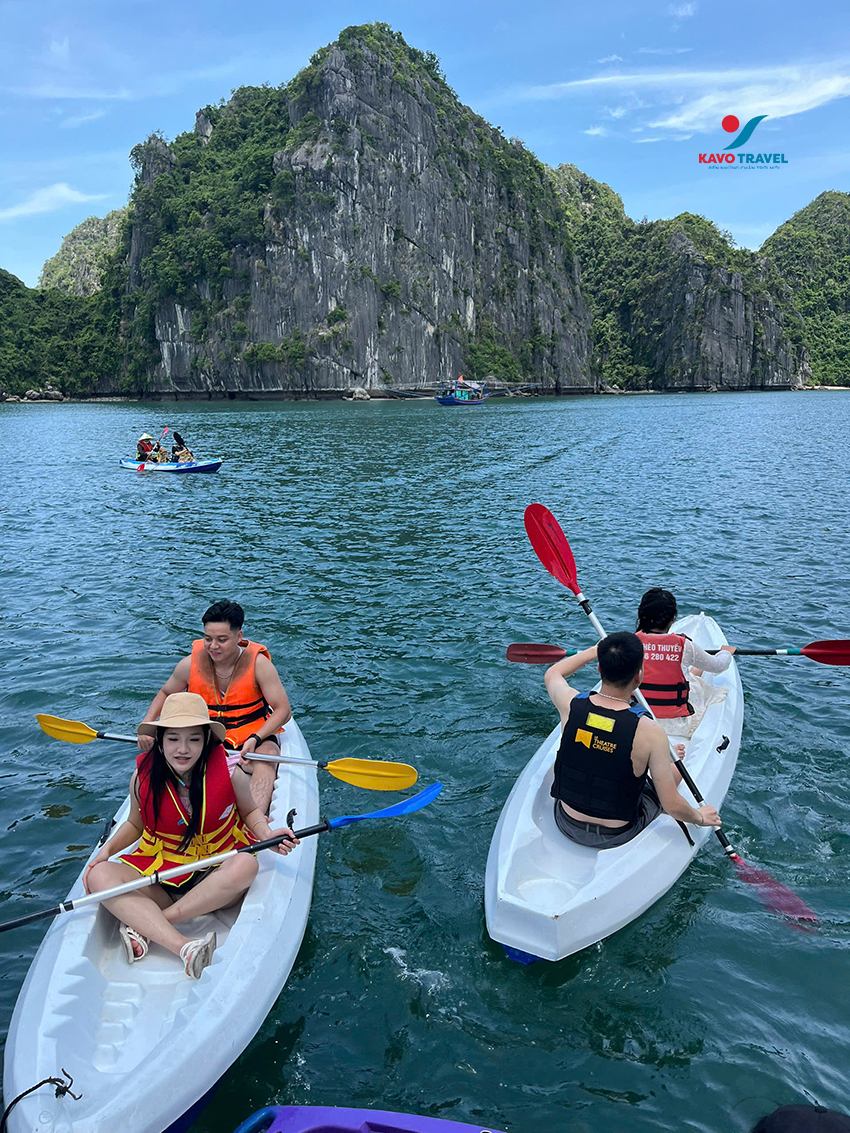Du khách trải nghiệm trèo kayak trên biển