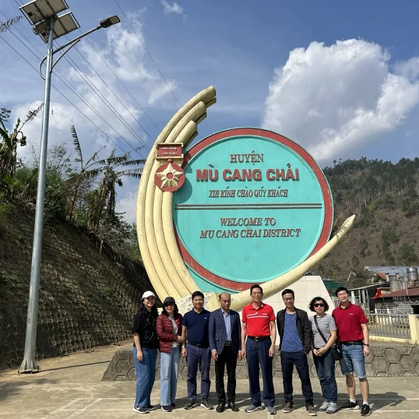 Đoàn du khách của Kavo Travel check-in tại biểu tượng Mù Cang Chải