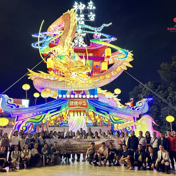Đoàn du khách check-in tại Nam Ninh Chi Dạ trong tour du lịch do Kavo Travel tổ chức