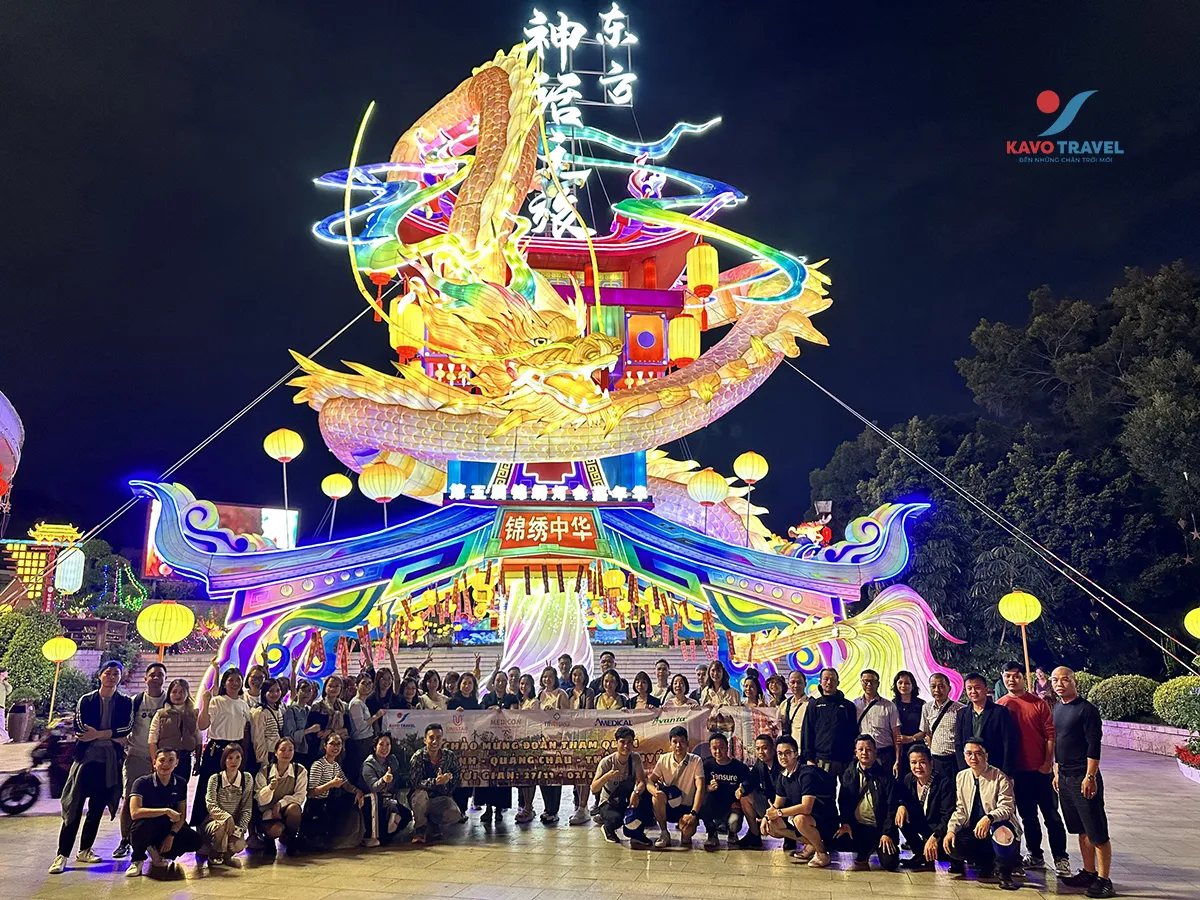 Đoàn du khách check-in tại Nam Ninh Chi Dạ trong tour du lịch do Kavo Travel tổ chức