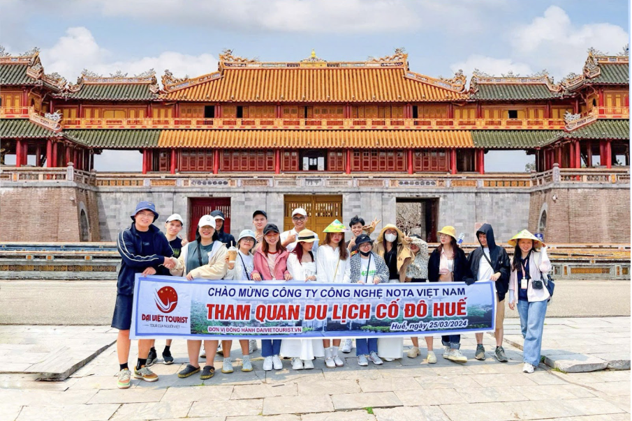 Khách hàng vui vẻ, hào hứng khi đi tour Huế của Đại Việt Tourist