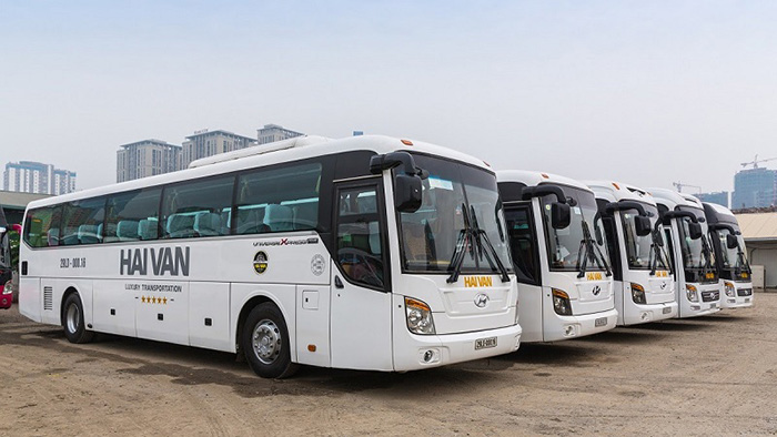 Xe khách (đặc biệt là xe giường nằm hoặc limousine) là lựa chọn thoải mái cho những chuyến đi xa như hà Giang.