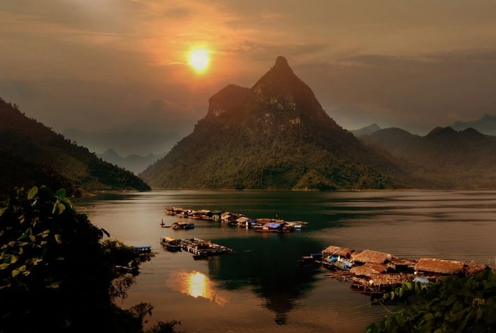 Tour du thuyền Na Hang đưa du khách thăm núi Pác Tạ
