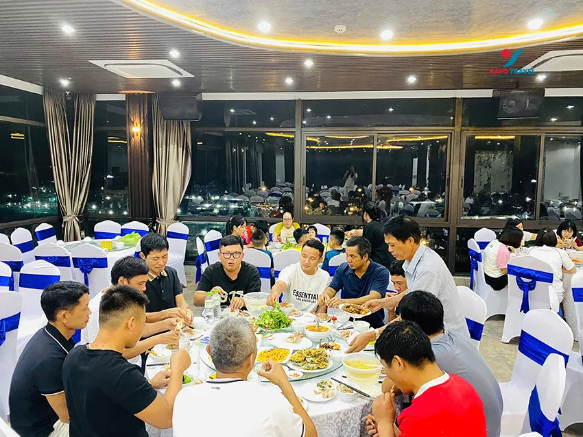 Du khách thưởng thức bữa tối