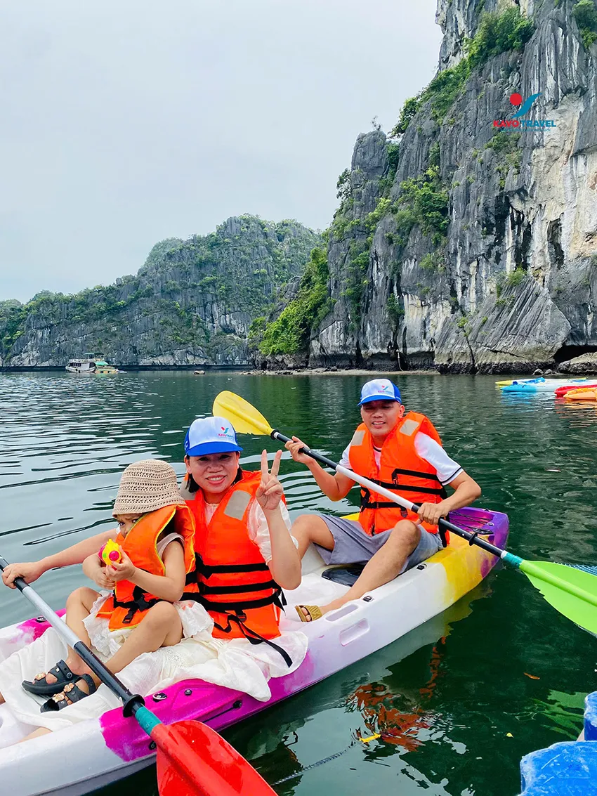 Chèo thuyền Kayak giữa biển Cát Bà