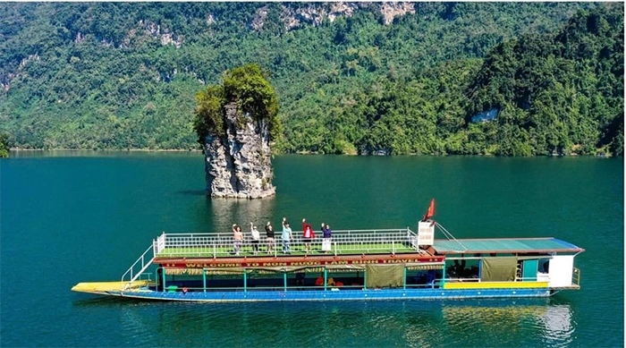 Du thuyền Na Hang
