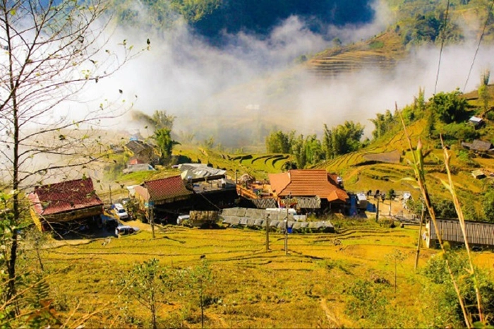 Sa Pa mùa thu quyến rũ với ruộng bậc thang vàng óng và bản làng dân tộc đa dạng.