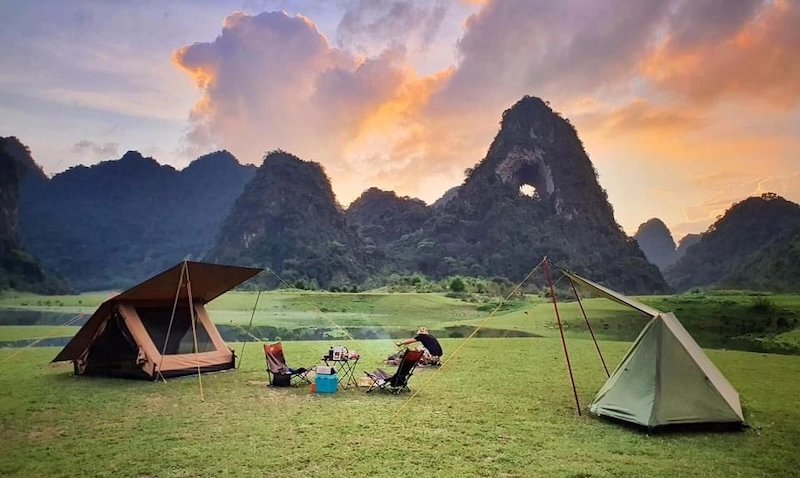 Cắm trại dưới chân núi Mắt Thần