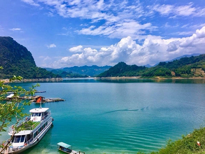 Hồ Hòa Bình là hồ nước nhân tạo lớn nhất Việt Nam, được hình thành sau khi xây dựng Nhà máy thủy điện Hòa Bình trên dòng sông Đà.