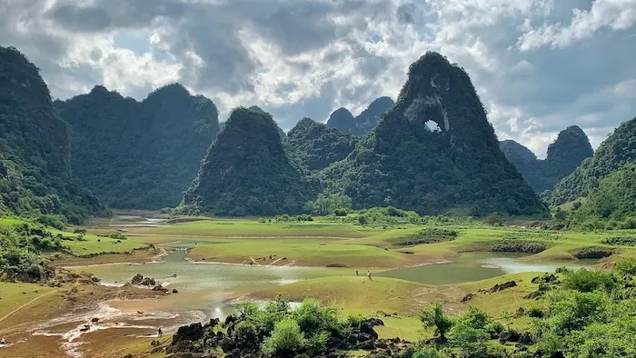 Dưới chân núi Mắt Thần là điểm cắm trại lý tưởng