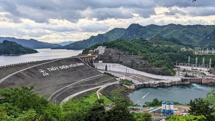 Nhà máy Thủy điện Hòa Bình là biểu tượng của ngành điện Việt Nam, bạn có thể lên đập thủy điện ngắm toàn cảnh sông Đà từ trên cao.