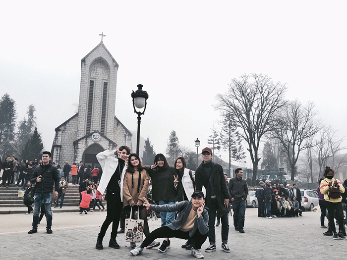 Việc lựa chọn trang phục phù hợp là vô cùng quan trọng để vừa giữ ấm, vừa thoải mái khi tham quan và khám phá.