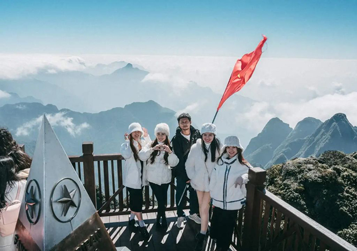 Với trang phục phù hợp, bạn sẽ dễ dàng tham gia các hoạt động ngoài trời như dạo phố, khám phá bản làng, trekking hay chinh phục đỉnh Fansipan, đồng thời tận hưởng trọn vẹn khung cảnh huyền ảo của Sapa mùa đông.