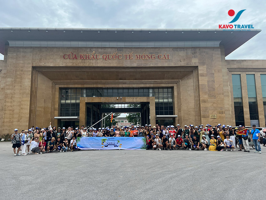 cong-ty-duoc-pham-starmed-du-lich-dong-hung-tra-co-14 Du khách check in tại Cửa khẩu Quốc tế Móng Cái