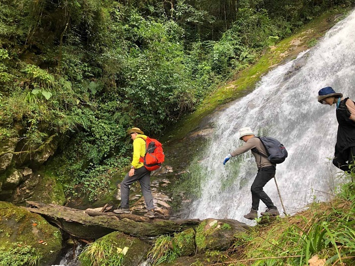 Du lịch màu đông mù cang chải bạn còn được trải nghiệm du lịch trekking rất thú vị