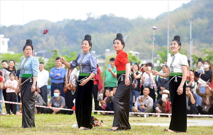 Các trò chơi dân gian và thi đấu thể thao