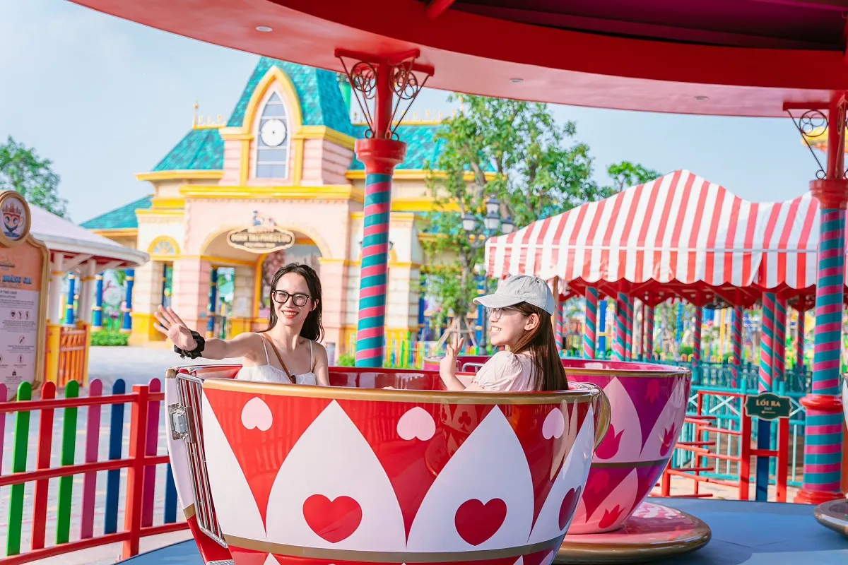 Du khách thích thú khi trải nghiệm các trò chơi tại Vinwonder Vũ Yên