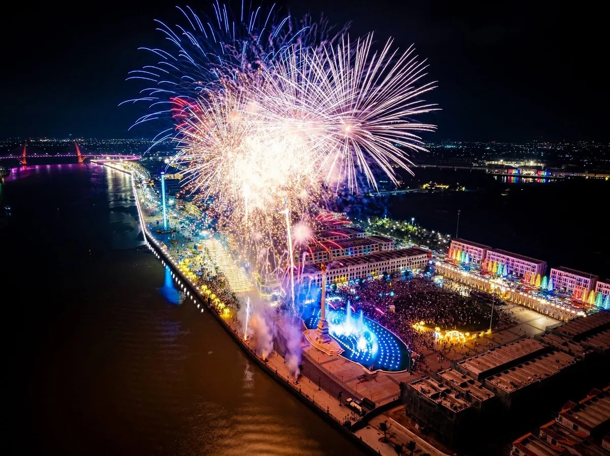 Pháo hoa rực rỡ tại Quảng trường Vinwonder Vũ Yên