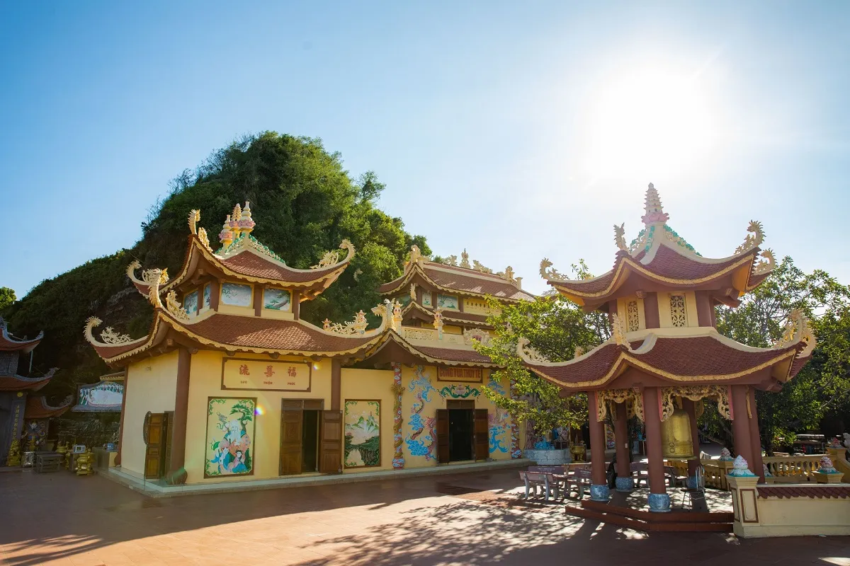 Đền Bà Đế- nằm dưới chân núi Độc