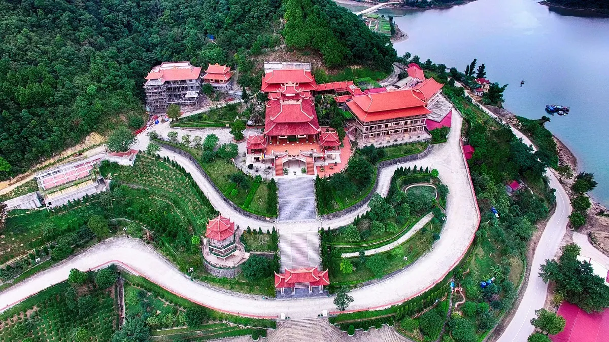 Chùa Cái Bầu địa điểm nổi tiếng du lịch ở Quảng Ninh