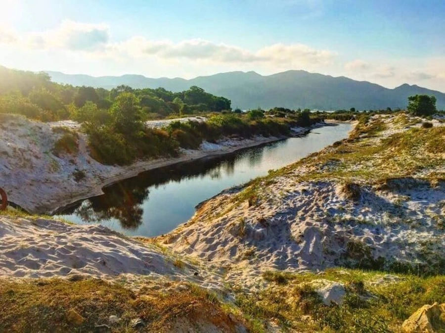 Dòng sông đôi bờ cát trắng tại Quan Lạn