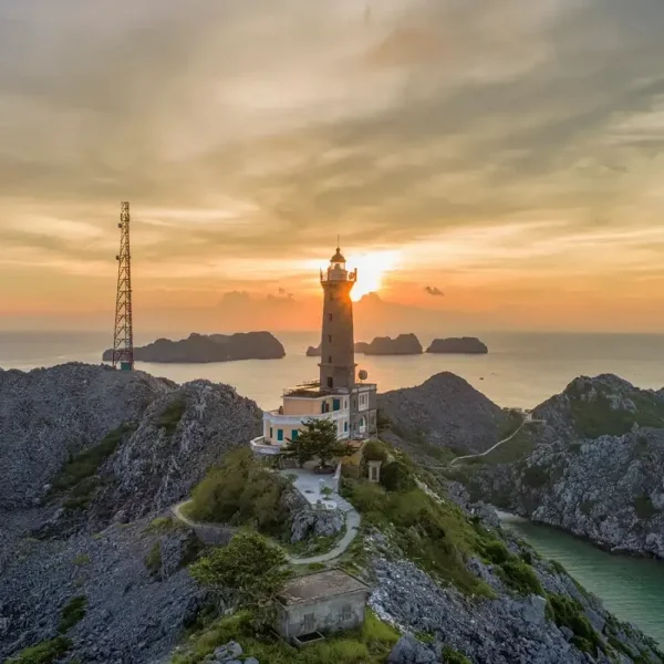 Ngọn hải đăng Long Châu cổ kính nhìn từ trên cao