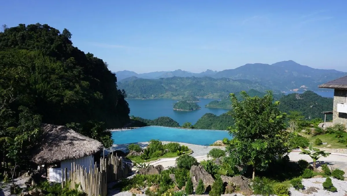 Hồ Ba Khan điểm thu hút khách du lịch khi đến Hòa Bình