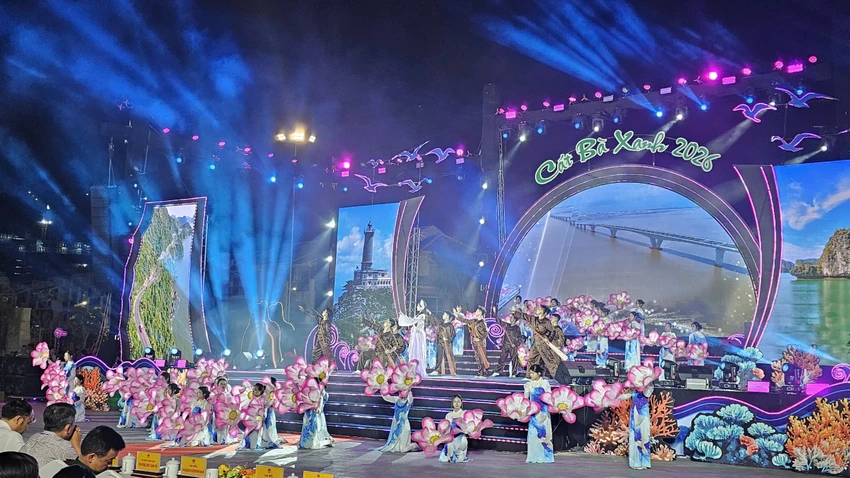 Chương trình nghệ thuật "Cát Bà Xanh" là đêm diễm mở màn cho mua du lịch Cát Bà năm nay