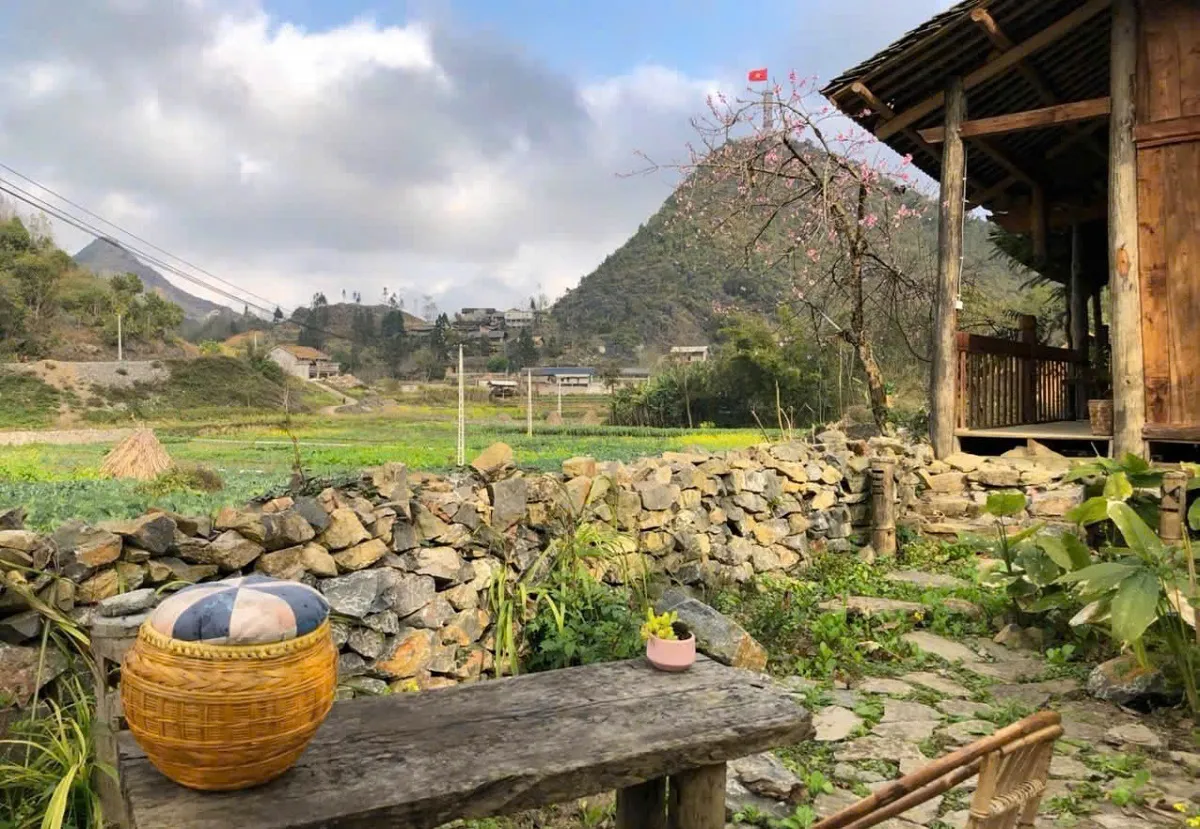 Từ Lô Lô Chải có thể ngắm nhìn cột cờ Lũng Cú ở phía xa