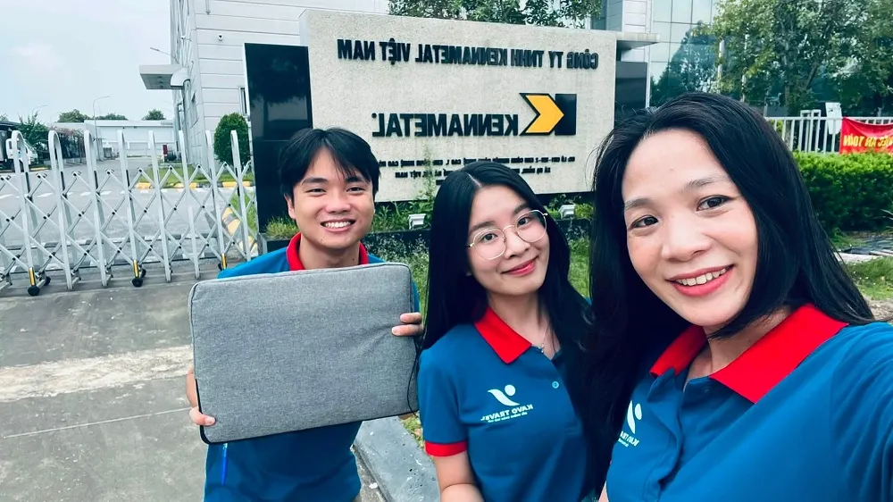 Bà Thơm ( ngoài cùng bên phải) cùng nhân viên
