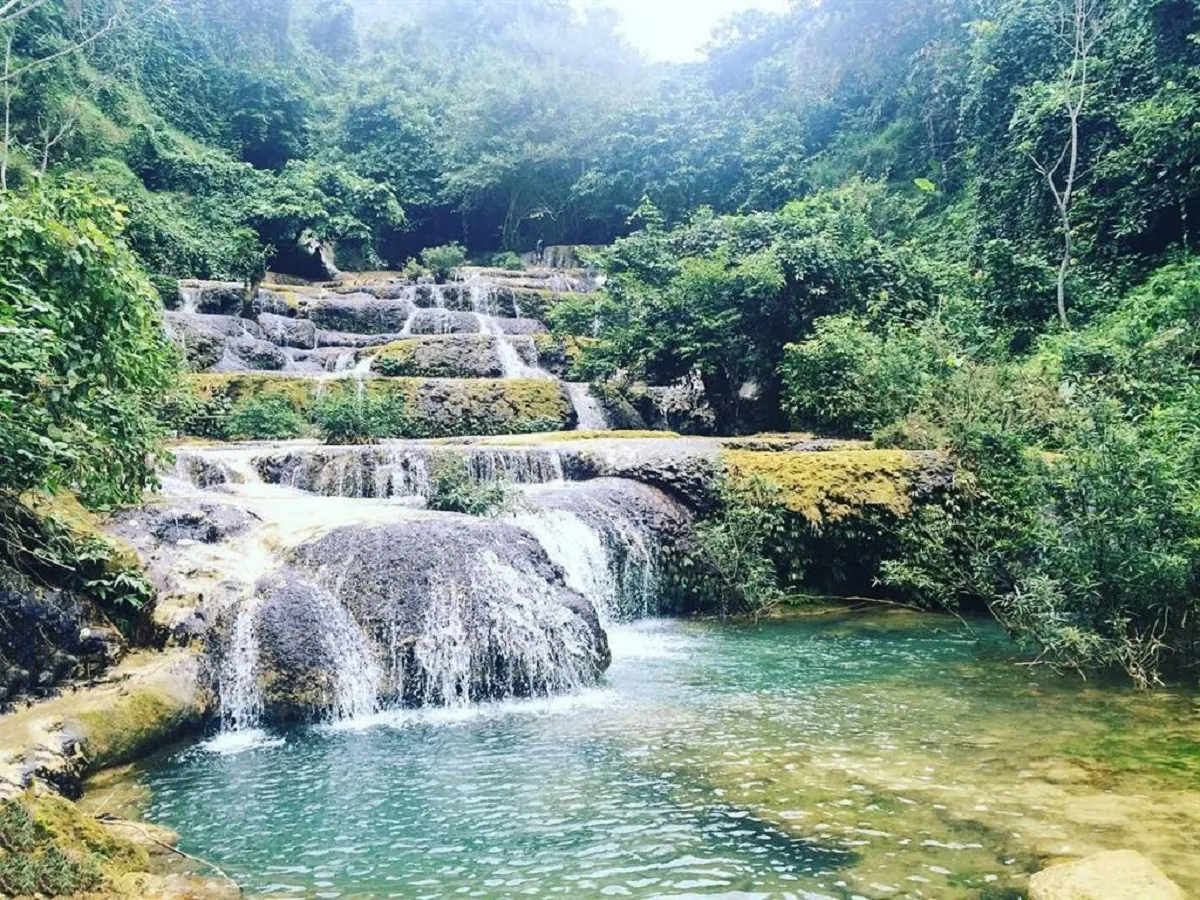 Thác Hiêu Pù Luông nằm giữa núi rừng xứ Thanh, nổi bật với dòng nước trong xanh, những tầng thác tự nhiên và khung cảnh hoang sơ, thích hợp cho du khách khám phá và trải nghiệm thiên nhiên